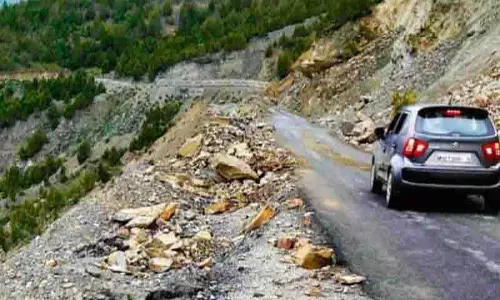 Manali-Leh मार्ग पर लेह बस सेवा बहाल होने का इंतजार कर रहे