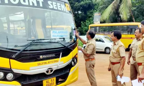 स्कूल वाहनों का निरीक्षण; ओट्टापल्लम में 27 को फिटनेस देने से किया इनकार स्कूल वाहनों का निरीक्षण; ओट्टापल्लम में 27 को फिटनेस देने से किया इनकार