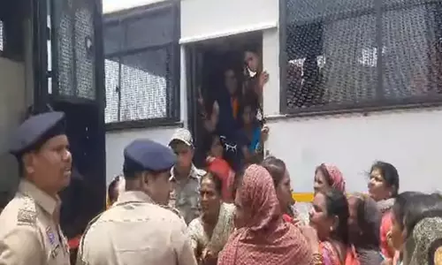 मृतक मजदूर के परिजनों की गिरफ्तारी, मुआवजा मांगने पर पुलिस ने उठाया