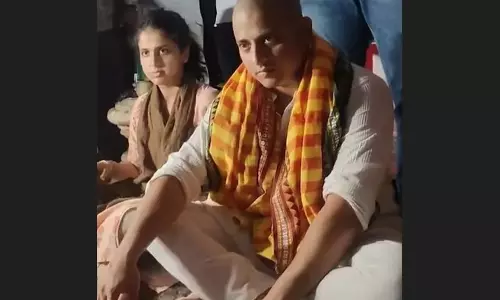 Odisha : हॉलीवुड अभिनेता बाबूशान मोहंती ने पुरी में मुंडन कराया