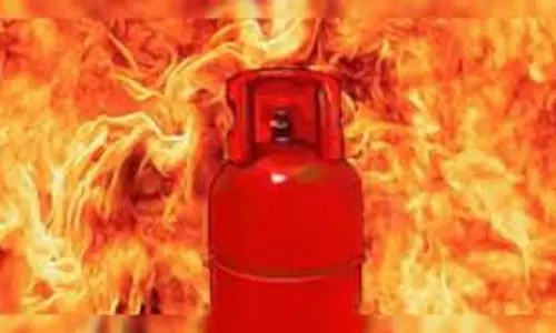 Kasganj में गैस सिलेंडर ब्लास्ट, तीन लोग झुलसे Kasganj में गैस सिलेंडर ब्लास्ट, तीन लोग झुलसे