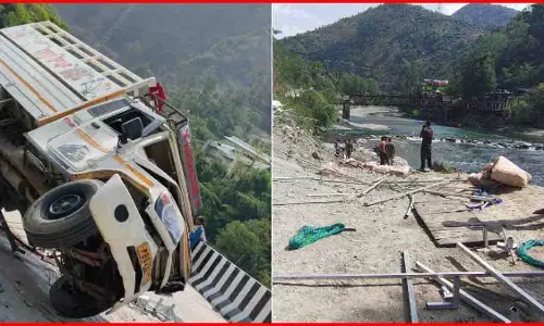OMG! 5 लोगों की मौके पर ही मौत, हुआ इतना भीषण सड़क हादसा OMG! 5 लोगों की मौके पर ही मौत, हुआ इतना भीषण सड़क हादसा