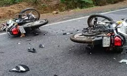 Panna में बाइक की भीषण भिड़ंत, 1 युवक की मौत 4 गंभीर घायल Panna में बाइक की भीषण भिड़ंत, 1 युवक की मौत 4 गंभीर घायल
