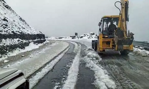 Kashmir के ऊंचे इलाकों में ताजा बर्फबारी, मैदानी इलाकों में बारिश Kashmir के ऊंचे इलाकों में ताजा बर्फबारी, मैदानी इलाकों में बारिश