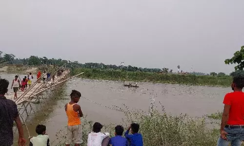चचरी पुल के बहने से औराई में लोगों की मुश्किलें बढ़ी चचरी पुल के बहने से औराई में लोगों की मुश्किलें बढ़ी