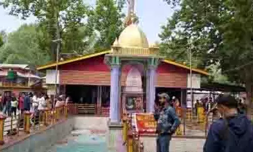 आतंकी खतरे से बेपरवाह, Kashmir में माता खीर भवानी मेले में उमड़े श्रद्धालु