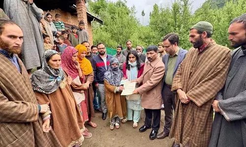 असम के मंत्री ने Kashmir में पहलगाम हमले के पीड़ित से मुलाकात की