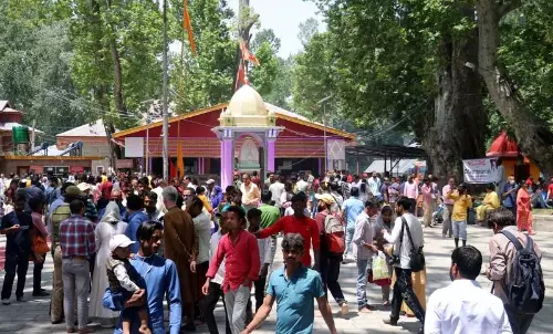 Jammu: सैकड़ों कश्मीरी पंडित श्रद्धालु खीर भवानी मेले के लिए रवाना