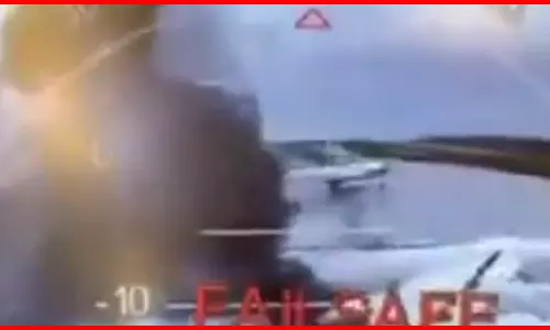 ड्रोन हमला खतरनाक VIDEO, एयरबेस को बनाया निशाना, कई विमान ध्वस्त ड्रोन हमला खतरनाक VIDEO, एयरबेस को बनाया निशाना, कई विमान ध्वस्त