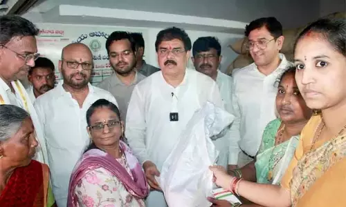 मंत्रियों ने पूरे आंध्र प्रदेश में राशन की दुकानों पर सामान का वितरण शुरू किया