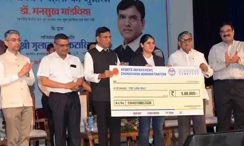 Minister ने खिलाड़ियों को नकद पुरस्कार प्रदान किए Minister ने खिलाड़ियों को नकद पुरस्कार प्रदान किए