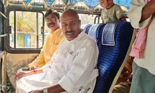 केंद्रीय मंत्री ने MP के टीकमगढ़ में सार्वजनिक बस में यात्रा की, स्थानीय लोगों से बातचीत की