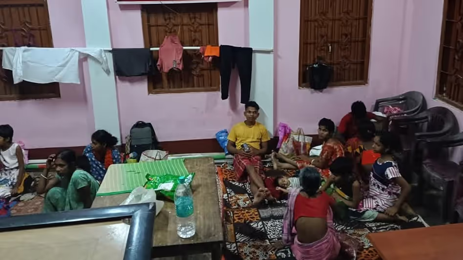 हावड़ा नदी में बाढ़ के कारण पश्चिमी जिले में 1300 Tripura परिवारों को राहत शिविरों में पहुंचाया गया