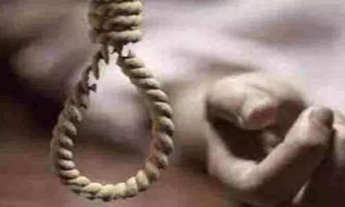Bahraich: शादी के 22 दिन बाद फंदे से लटका मिला युवक, इलाके में सनसनी Bahraich: शादी के 22 दिन बाद फंदे से लटका मिला युवक, इलाके में सनसनी