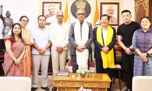 Sikkim : चामलिंग ने राज्यपाल से मुलाकात की, राज्य के मुद्दों और आगे की रूपरेखा पर चर्चा की Sikkim : चामलिंग ने राज्यपाल से मुलाकात की, राज्य के मुद्दों और आगे की रूपरेखा पर चर्चा की