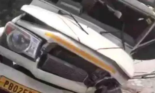 IIT Mandi के पास सड़क दुर्घटना में 5 की मौत, 1 घायल IIT Mandi के पास सड़क दुर्घटना में 5 की मौत, 1 घायल