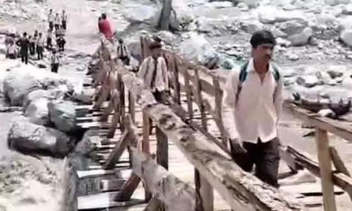 Himachal: पार्वती घाटी के बच्चों के लिए स्कूल जाना ख़तरे से भरा Himachal: पार्वती घाटी के बच्चों के लिए स्कूल जाना ख़तरे से भरा