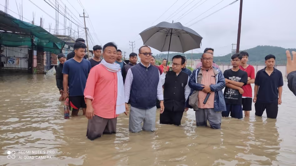 Manipur कांग्रेस टीम ने बाढ़ प्रभावित हेइंगंग का दौरा किया Manipur कांग्रेस टीम ने बाढ़ प्रभावित हेइंगंग का दौरा किया