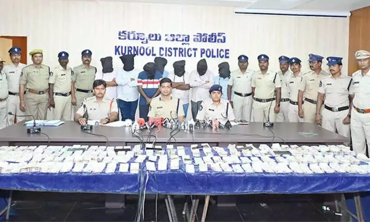 Andhra: कुरनूल पुलिस ने सट्टा रैकेट का भंडाफोड़ किया, 7 लोग गिरफ्तार Andhra: कुरनूल पुलिस ने सट्टा रैकेट का भंडाफोड़ किया, 7 लोग गिरफ्तार