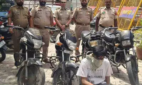 Ludhiana: चोरी की मोटरसाइकिल और छीने गए मोबाइल के साथ एक व्यक्ति गिरफ्तार Ludhiana: चोरी की मोटरसाइकिल और छीने गए मोबाइल के साथ एक व्यक्ति गिरफ्तार
