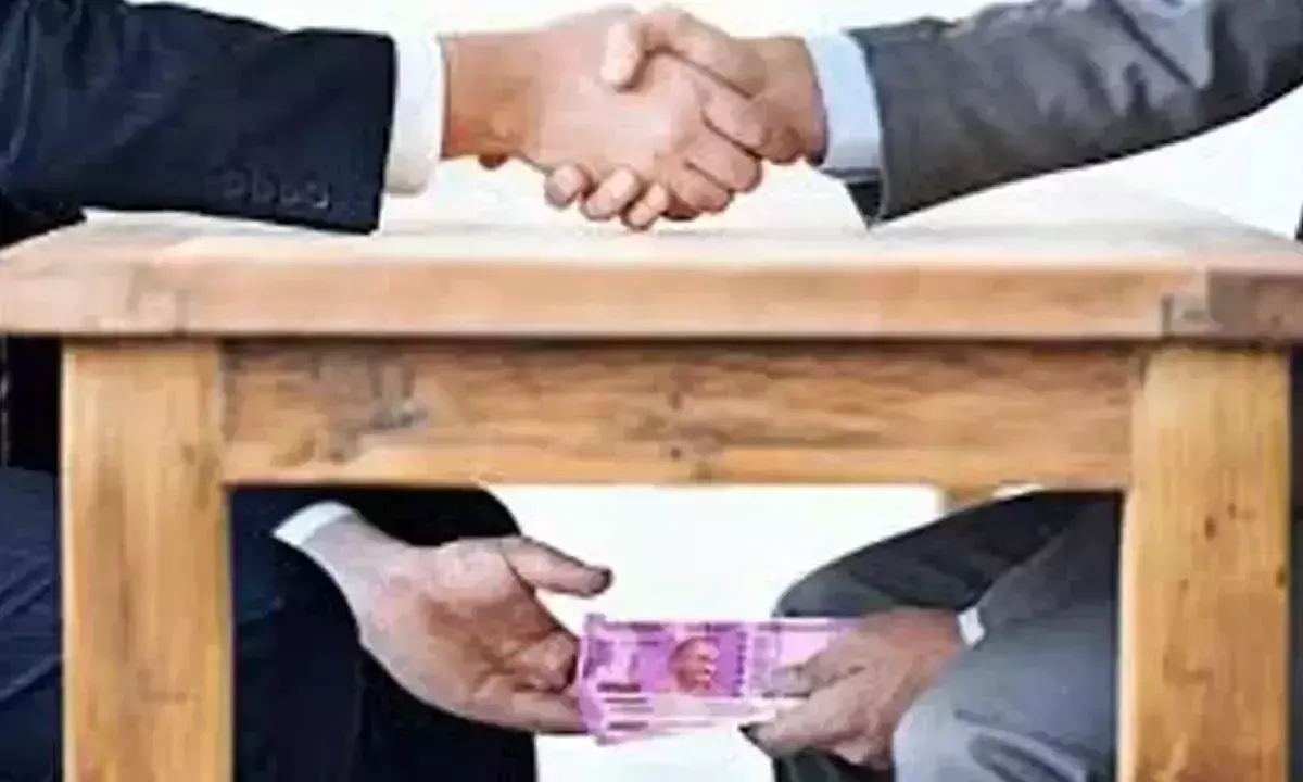 Andhra: वीआरओ को रंगे हाथों पकड़ा गया Andhra: वीआरओ को रंगे हाथों पकड़ा गया