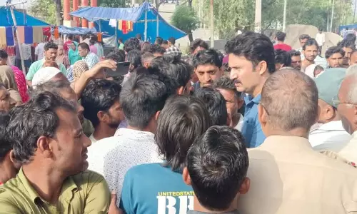 Saharanpur में एक्सीडेंट से मजदूर की मौत, परिजनों ने सड़क पर जताया गुस्सा Saharanpur में एक्सीडेंट से मजदूर की मौत, परिजनों ने सड़क पर जताया गुस्सा
