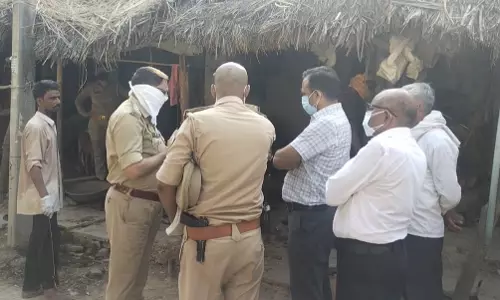 Fatehpur: हत्या के बाद शव छिपाया गया, मजिस्ट्रेट ने गढ़े से शव बाहर निकाला Fatehpur: हत्या के बाद शव छिपाया गया, मजिस्ट्रेट ने गढ़े से शव बाहर निकाला