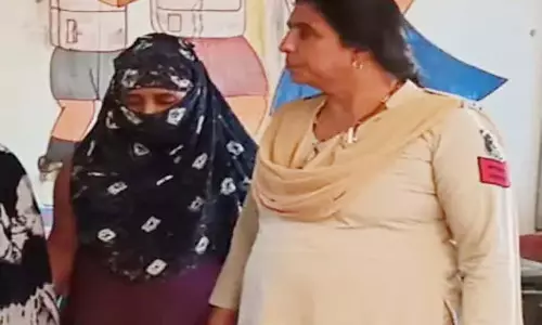Raipur Breaking: भाटागांव में सेक्स रैकेट का पर्दाफाश, महिला दलाल गिरफ्तार Raipur Breaking: भाटागांव में सेक्स रैकेट का पर्दाफाश, महिला दलाल गिरफ्तार