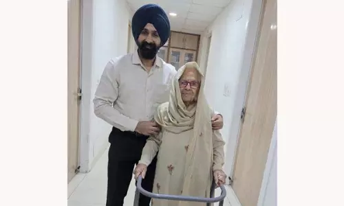 Jammu: डॉ. रंजीत ने उच्च जोखिम वाले मरीज़ का द्विपक्षीय घुटना प्रत्यारोपण किया