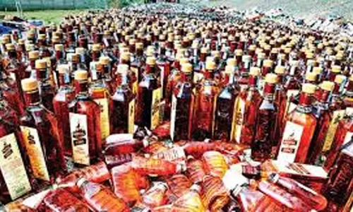 Delhi : अंतरराज्यीय शराब तस्कर गिरफ्तार, 47 कार्टन बरामद