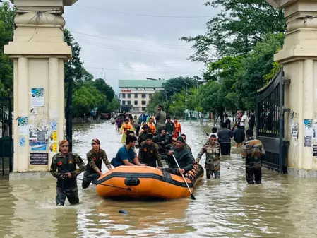 बाढ़ प्रभावित मणिपुर में 1300 से अधिक लोगों को बचाया गया बाढ़ प्रभावित मणिपुर में 1300 से अधिक लोगों को बचाया गया