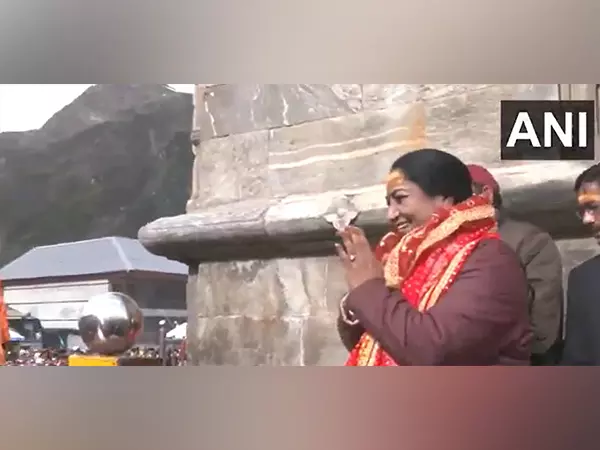 मुख्यमंत्री रेखा शर्मा अपने परिवार के साथ Kedarnath पहुंचीं मुख्यमंत्री रेखा शर्मा अपने परिवार के साथ Kedarnath पहुंचीं