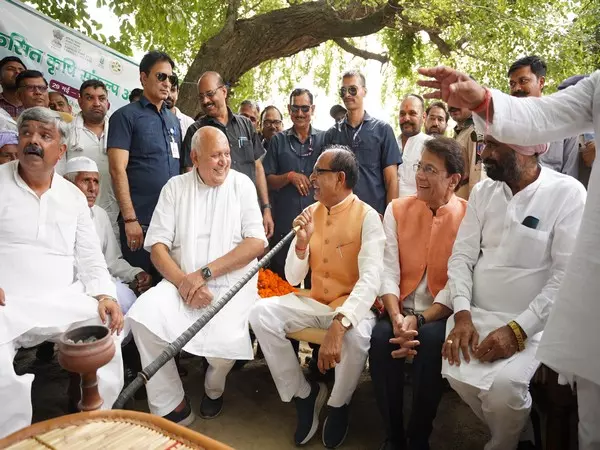 शिवराज सिंह चौहान ने Meerut में पारंपरिक खाट पर बैठकर किसानों से संवाद किया शिवराज सिंह चौहान ने Meerut में पारंपरिक खाट पर बैठकर किसानों से संवाद किया