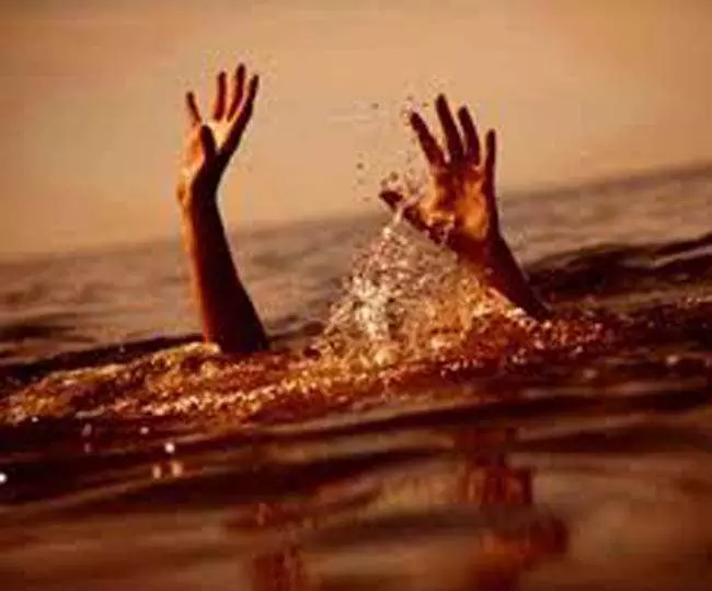 Mirzapur: स्नान करते समय गंगा में डूबा युवक, मौत से गांव में शोक Mirzapur: स्नान करते समय गंगा में डूबा युवक, मौत से गांव में शोक