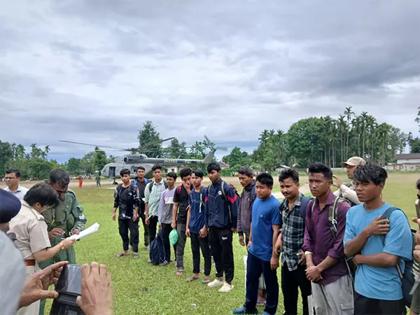 भारतीय वायु सेना ने बाढ़ प्रभावित Arunachal में फंसे 14 लोगों को बचाया भारतीय वायु सेना ने बाढ़ प्रभावित Arunachal में फंसे 14 लोगों को बचाया