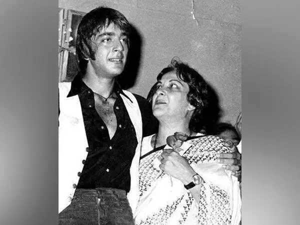 Sanjay Dutt ने मां नरगिस को उनकी जयंती पर याद किया Sanjay Dutt ने मां नरगिस को उनकी जयंती पर याद किया