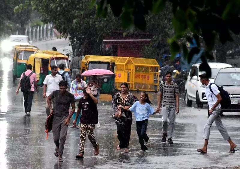 दिल्ली शहर में हल्की बारिश और तूफान दिल्ली शहर में हल्की बारिश और तूफान