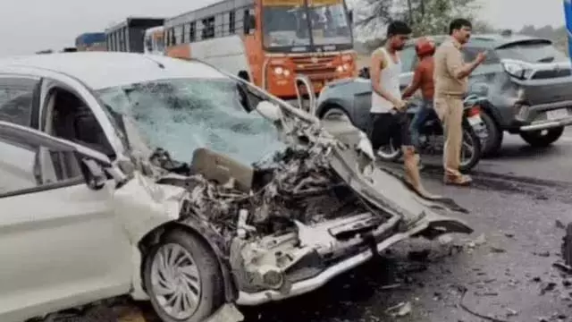 Uttar Pradesh : सड़क हादसे में 4 की जान गई, 3 घायल Uttar Pradesh : सड़क हादसे में 4 की जान गई, 3 घायल
