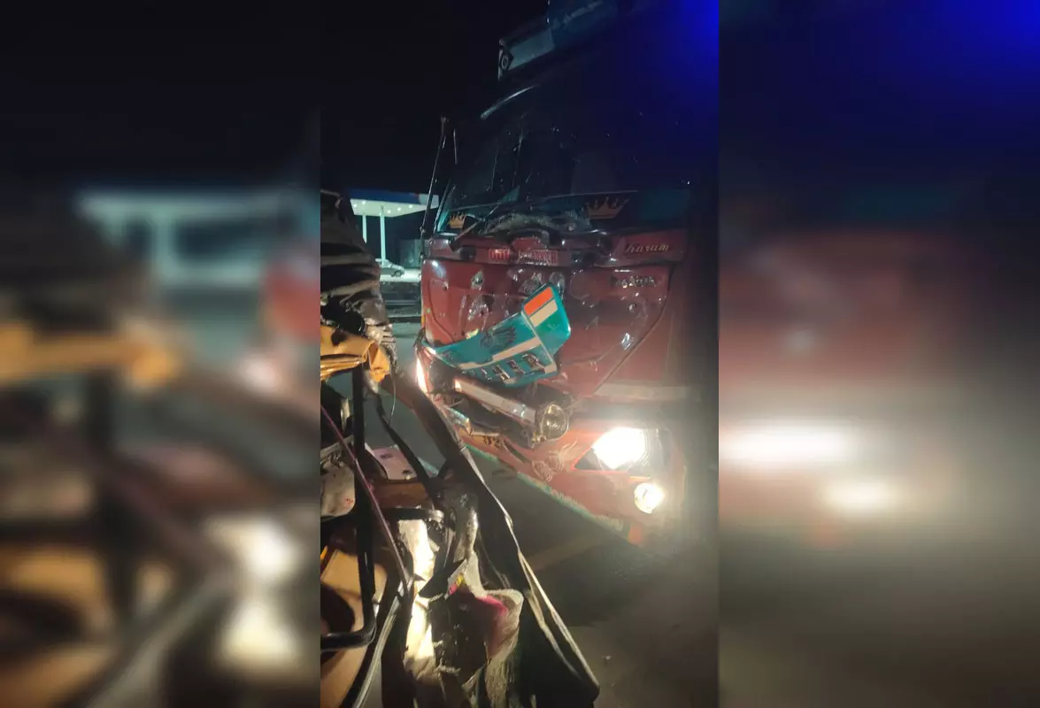 ट्रक ने मारी ऑटो को टक्कर, पति-पत्नी समेत चार की मौत ट्रक ने मारी ऑटो को टक्कर, पति-पत्नी समेत चार की मौत