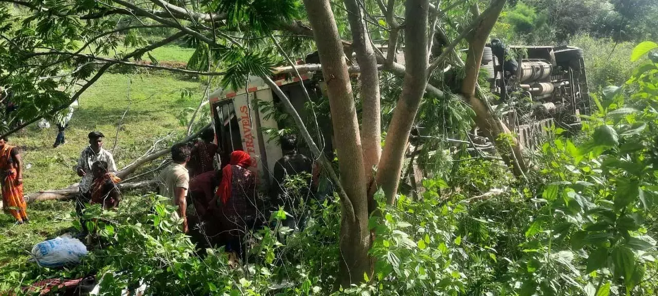Odisha : मलकानगिरी में यात्रियों से भरी बस पलटने से 50 लोग घायल Odisha : मलकानगिरी में यात्रियों से भरी बस पलटने से 50 लोग घायल