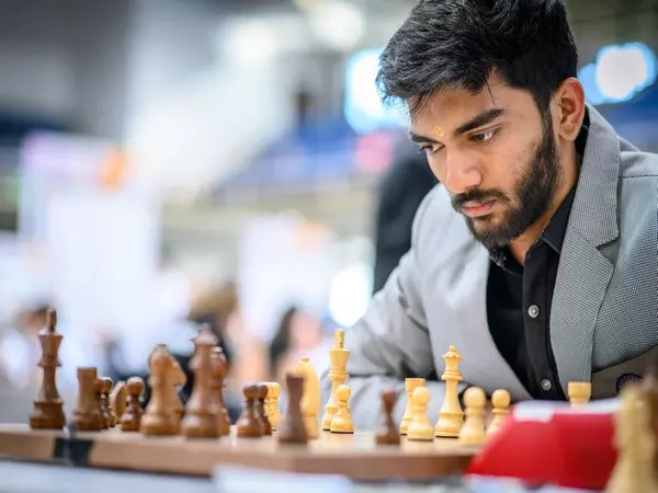 विश्व चैंपियन D Gukesh ने नॉर्वे शतरंज 2025 में पूर्व नंबर 1 मैग्नस कार्लसन को हराया विश्व चैंपियन D Gukesh ने नॉर्वे शतरंज 2025 में पूर्व नंबर 1 मैग्नस कार्लसन को हराया