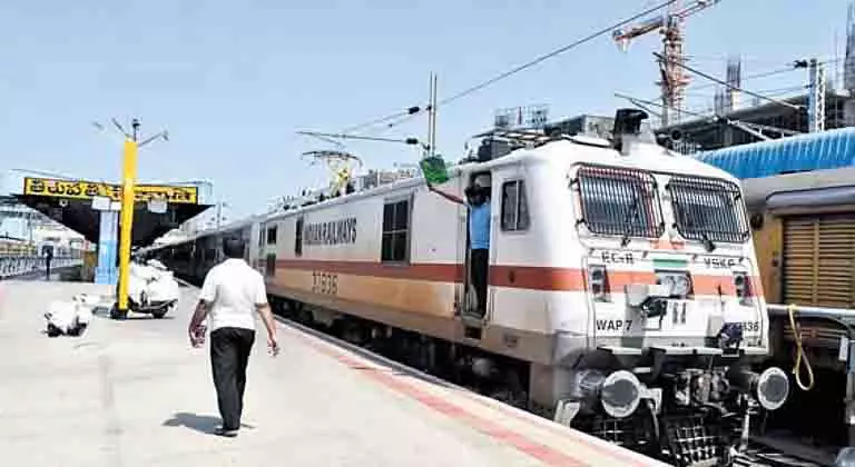 श्रीवारी दर्शन के लिए भीड़ को नियंत्रित करने के लिए SCR ने विशेष ट्रेनें और अतिरिक्त कोच जोड़े श्रीवारी दर्शन के लिए भीड़ को नियंत्रित करने के लिए SCR ने विशेष ट्रेनें और अतिरिक्त कोच जोड़े