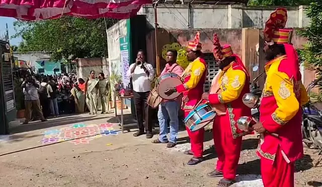 वेल्लोर में पहली कक्षा के छात्रों का ढोल बजाकर स्वागत किया गया वेल्लोर में पहली कक्षा के छात्रों का ढोल बजाकर स्वागत किया गया