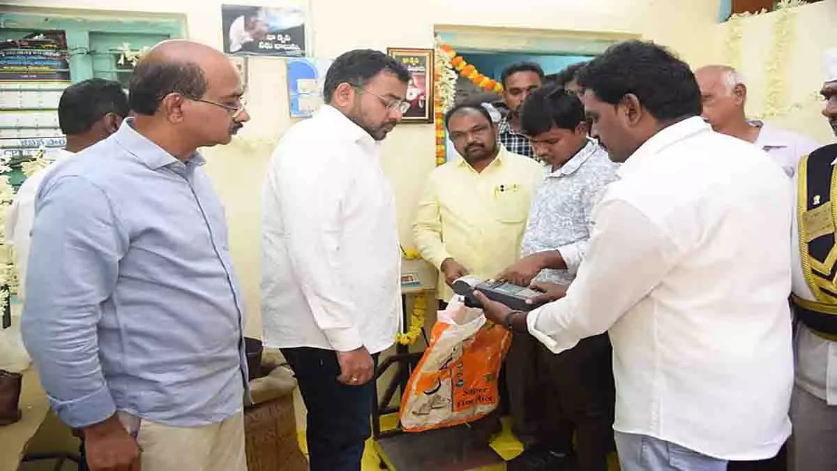 Andhra में उचित मूल्य की दुकानों पर आवश्यक वस्तुओं का वितरण फिर से शुरू Andhra में उचित मूल्य की दुकानों पर आवश्यक वस्तुओं का वितरण फिर से शुरू