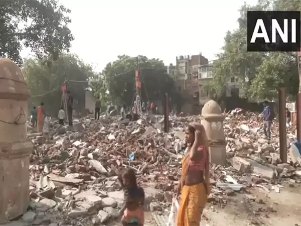 दिल्ली में तोड़फोड़ के बाद Tamil सरकार ने मद्रासी कैंप के निवासियों को सहायता की पेशकश की दिल्ली में तोड़फोड़ के बाद Tamil सरकार ने मद्रासी कैंप के निवासियों को सहायता की पेशकश की