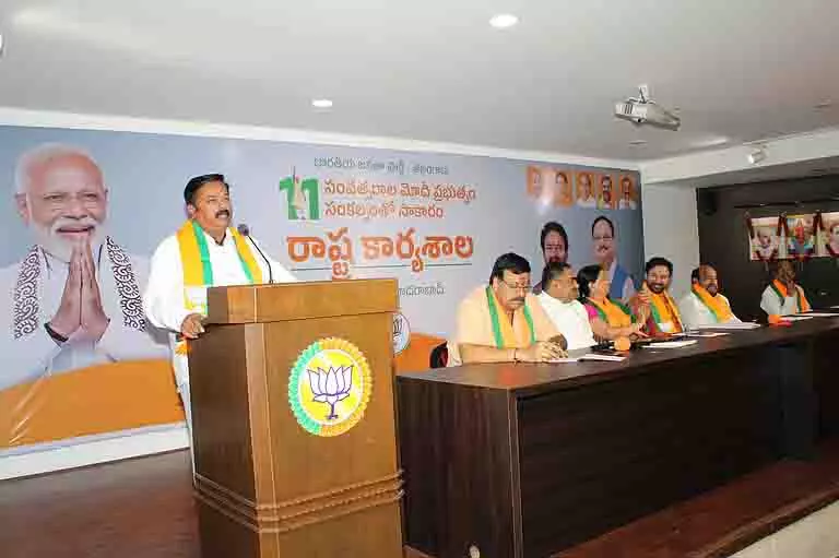 राजा सिंह को परोक्ष चेतावनी, Telangana भाजपा नेताओं से पार्टी लाइन पर चलने को कहा गया राजा सिंह को परोक्ष चेतावनी, Telangana भाजपा नेताओं से पार्टी लाइन पर चलने को कहा गया