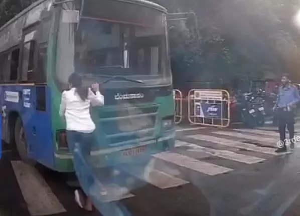 युवती को बस से कुचलने की कोशिश करने पर BMTC चालक निलंबित युवती को बस से कुचलने की कोशिश करने पर BMTC चालक निलंबित