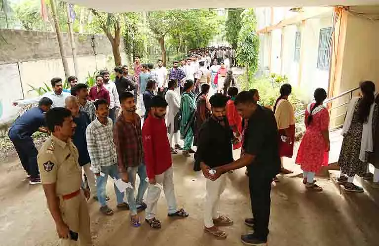 मेगा DSC के 87.8% अभ्यर्थियों को आंध्र में मिला पहला परीक्षा केंद्र मेगा DSC के 87.8% अभ्यर्थियों को आंध्र में मिला पहला परीक्षा केंद्र