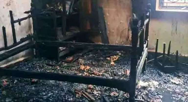 Shanti Nagar के घर में मच्छर मारने वाली कॉइल से लगी आग, 2 लाख रुपये का नुकसान Shanti Nagar के घर में मच्छर मारने वाली कॉइल से लगी आग, 2 लाख रुपये का नुकसान