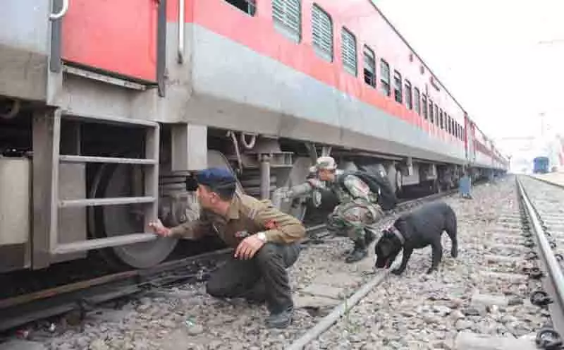 Jammu रेलवे स्टेशन पर बम की धमकी झूठी निकली Jammu रेलवे स्टेशन पर बम की धमकी झूठी निकली